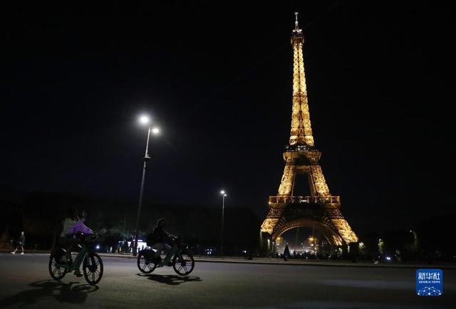 埃菲爾鐵塔夜晚燈光秀（巴黎多個地标建築裝飾性照明受能源危機影響提前熄燈）1